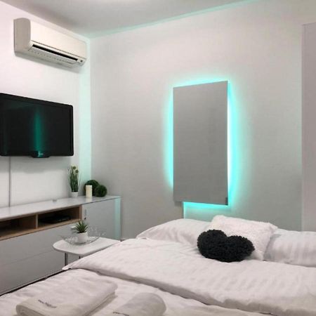 Modern Center Studio Under The Castle - Free Parking Apartment Ljubljana Ngoại thất bức ảnh