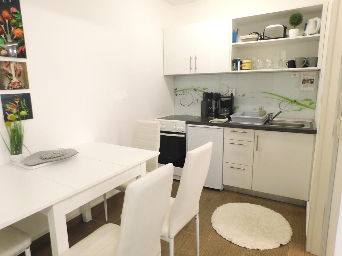 Modern Center Studio Under The Castle - Free Parking Apartment Ljubljana Ngoại thất bức ảnh