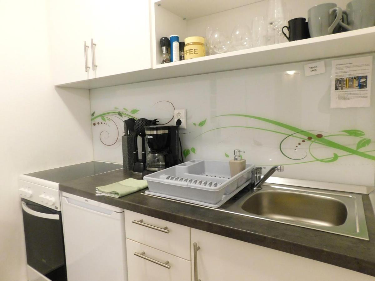 Modern Center Studio Under The Castle - Free Parking Apartment Ljubljana Ngoại thất bức ảnh