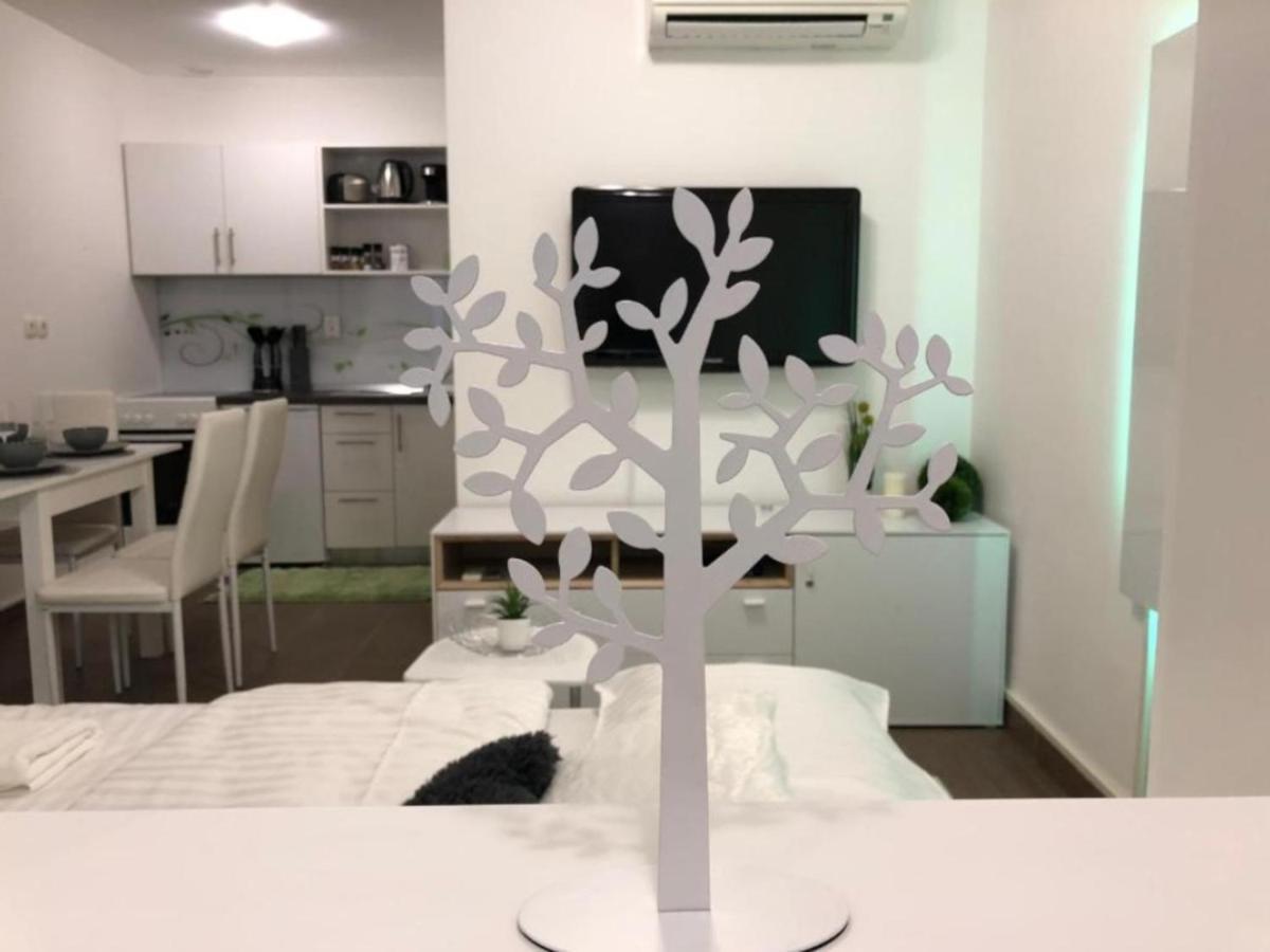 Modern Center Studio Under The Castle - Free Parking Apartment Ljubljana Ngoại thất bức ảnh