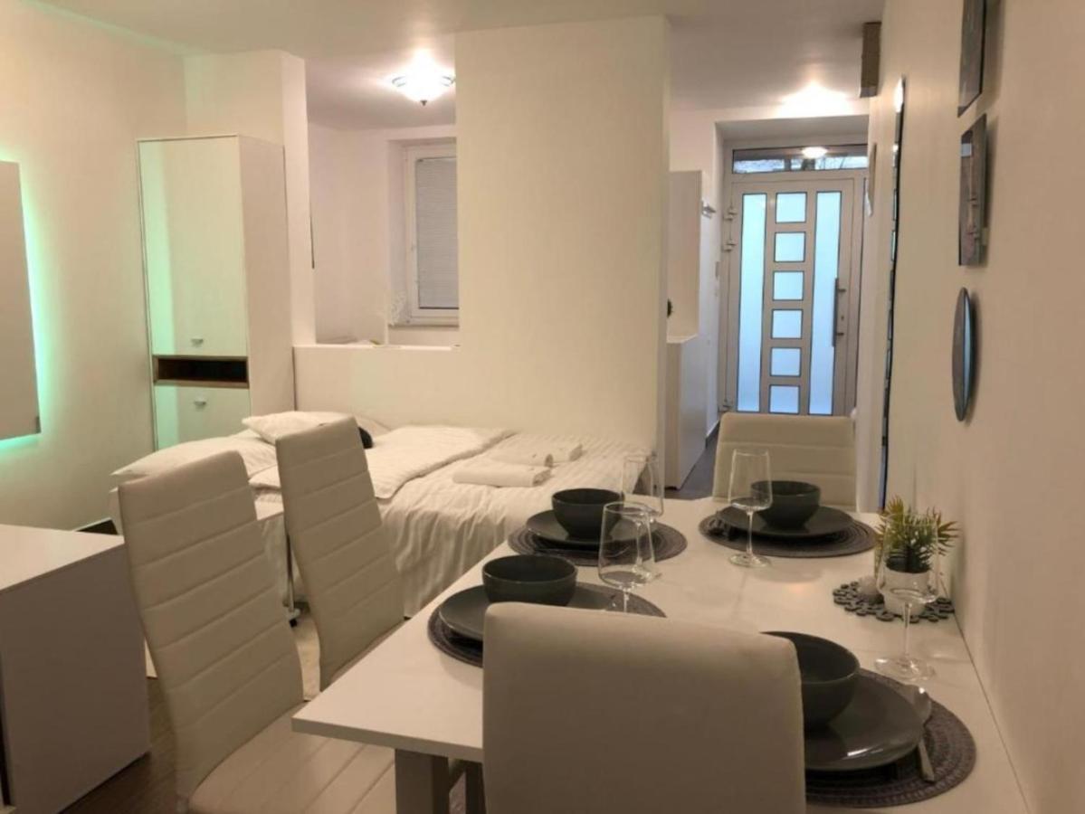 Modern Center Studio Under The Castle - Free Parking Apartment Ljubljana Ngoại thất bức ảnh